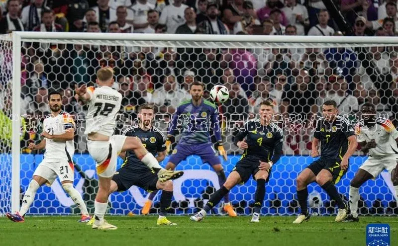 龙8国际电子平台携程“颠球高手：职业足球运动员的精彩动作描写”